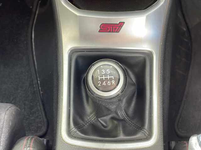 スバル インプレッサ ＷＲＸ STi 高知県 2014(平26)年 12.6万km サテンホワイトパール ７インチナビ/・フルセグＴV/・Ｂｌｕｅｔｏｏｔｈオーディオ/・ＣＤ/・バックカメラ/ＳＴＩエアロ/ＳＴＩ１８インチアルミホイール/RECAROシート/ETC/プッシュスタート/スペアキー/純正フロアマット/6速MT/４WD