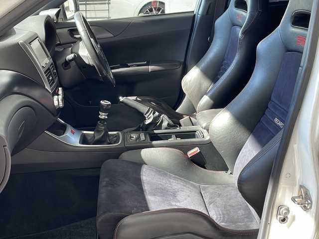 スバル インプレッサ ＷＲＸ STi 高知県 2014(平26)年 12.6万km サテンホワイトパール ７インチナビ/・フルセグＴV/・Ｂｌｕｅｔｏｏｔｈオーディオ/・ＣＤ/・バックカメラ/ＳＴＩエアロ/ＳＴＩ１８インチアルミホイール/RECAROシート/ETC/プッシュスタート/スペアキー/純正フロアマット/6速MT/４WD