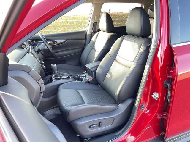 日産 エクストレイル 20Xi Vセレクション 新潟県 2020(令2)年 2.1万km ガーネットレッド 4WD/純正9インチSDナビ(MM520D-L)/CD/DVD/BD/フルセグテレビ/ミュージックサーバー/全方位カメラ/ETC/ドライブレコーダー/衝突被害軽減ブレーキ/レーンキープアシスト/レーダークルーズコントロール/革シート/パワーシート/シートヒーター/ステアリングスイッチ/パワーバックドア/コーナーセンサー/スマートキー/プッシュスタート/LEDヘッドライト/オートライト/フォグランプ/純正18インチアルミホイール