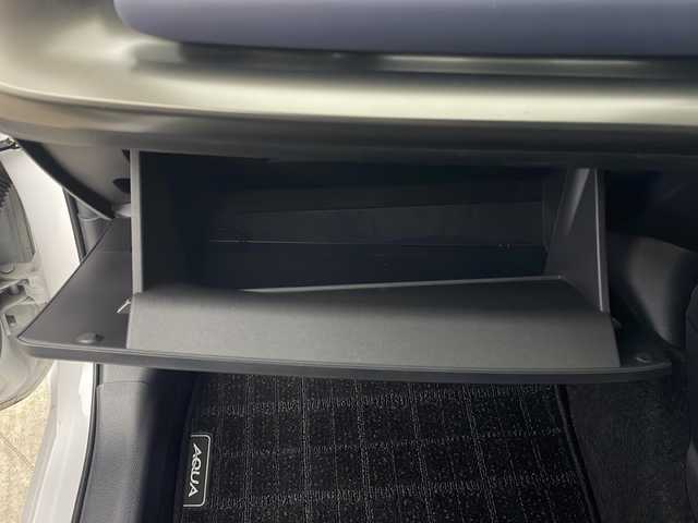 トヨタ アクア Z 秋田県 2023(令5)年 0.8万km プラチナホワイトパールマイカ 4WD/寒冷地仕様/セーフティセンス/モデリスタエアロ/純正ナビ /フルセグTV/パーキングサポートブレーキ /レーダークルーズコントロール /モデリスタAW　/全方位カメラ　/バックカメラ/運転席パワーシート /ステアリングヒーター /ライトレベライザー/フロントワイパーデアイサー/ライトレベライザー/横滑り防止装置/PCTA/AC100V/オートマチックハイビーム/オートライト/プッシュスタート/USBポート/クリアランスソナー/衝突被害軽減システム/前席シートヒーター/ハーフレザーシート/スマートキー/スペアキー有/レーンキープアシスト/ステアリングリモコン/革巻きステアリング/電格ミラー/純正フロアマット/コーナーセンサー