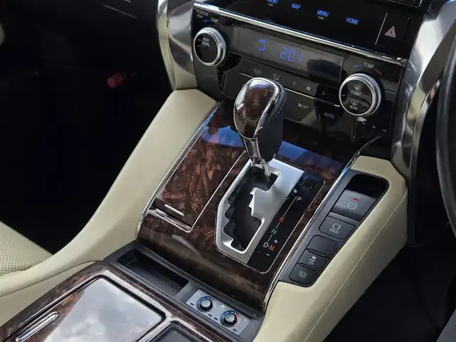 トヨタ ヴェルファイア V 鹿児島県 2018(平30)年 5.6万km ホワイトパールクリスタルシャイン 両側パワースライドドア　/純正ＳＤナビ（ＮＳＺＮ－Ｚ６８Ｔ）　/Ｂｌｕｅｔｏｏｔｈオーディオ　/ビルトインＥＴＣ　/レーダークルーズコントロール　/トヨタセーフティセンス　/Ｄ＋Ｎ席シートヒーター　/Ｄ＋Ｎ席ベンチレーション/D+N席パワーシート/レーントレーシングアシスト/リヤクロストラフィックアラート/ブラインドスポットモニター/純正アルミホイール(17インチ)/前後コーナーセンサー/LEDヘッドライト/プッシュスタート/スマートキー/エアバッグ(W+サイド)/カーテンエアバッグ