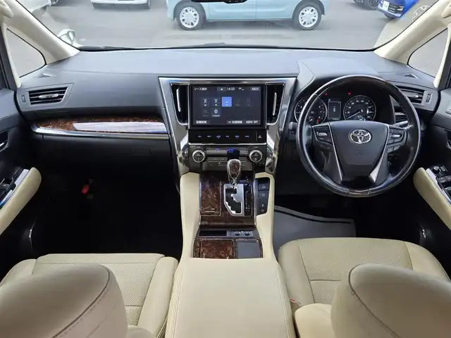 トヨタ ヴェルファイア V 鹿児島県 2018(平30)年 5.6万km ホワイトパールクリスタルシャイン 両側パワースライドドア　/純正ＳＤナビ（ＮＳＺＮ－Ｚ６８Ｔ）　/Ｂｌｕｅｔｏｏｔｈオーディオ　/ビルトインＥＴＣ　/レーダークルーズコントロール　/トヨタセーフティセンス　/Ｄ＋Ｎ席シートヒーター　/Ｄ＋Ｎ席ベンチレーション/D+N席パワーシート/レーントレーシングアシスト/リヤクロストラフィックアラート/ブラインドスポットモニター/純正アルミホイール(17インチ)/前後コーナーセンサー/LEDヘッドライト/プッシュスタート/スマートキー/エアバッグ(W+サイド)/カーテンエアバッグ