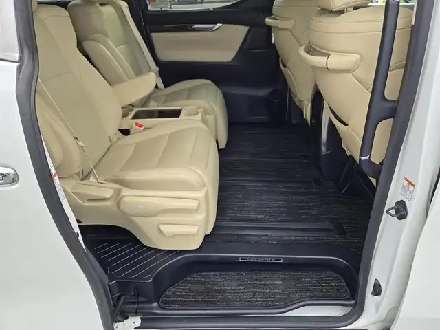 トヨタ ヴェルファイア V 鹿児島県 2018(平30)年 5.6万km ホワイトパールクリスタルシャイン 両側パワースライドドア　/純正ＳＤナビ（ＮＳＺＮ－Ｚ６８Ｔ）　/Ｂｌｕｅｔｏｏｔｈオーディオ　/ビルトインＥＴＣ　/レーダークルーズコントロール　/トヨタセーフティセンス　/Ｄ＋Ｎ席シートヒーター　/Ｄ＋Ｎ席ベンチレーション/D+N席パワーシート/レーントレーシングアシスト/リヤクロストラフィックアラート/ブラインドスポットモニター/純正アルミホイール(17インチ)/前後コーナーセンサー/LEDヘッドライト/プッシュスタート/スマートキー/エアバッグ(W+サイド)/カーテンエアバッグ