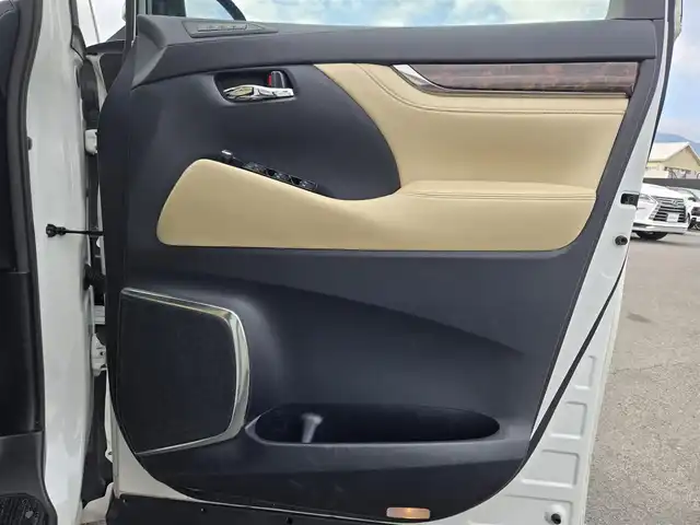 トヨタ ヴェルファイア V 鹿児島県 2018(平30)年 5.6万km ホワイトパールクリスタルシャイン 両側パワースライドドア　/純正ＳＤナビ（ＮＳＺＮ－Ｚ６８Ｔ）　/Ｂｌｕｅｔｏｏｔｈオーディオ　/ビルトインＥＴＣ　/レーダークルーズコントロール　/トヨタセーフティセンス　/Ｄ＋Ｎ席シートヒーター　/Ｄ＋Ｎ席ベンチレーション/D+N席パワーシート/レーントレーシングアシスト/リヤクロストラフィックアラート/ブラインドスポットモニター/純正アルミホイール(17インチ)/前後コーナーセンサー/LEDヘッドライト/プッシュスタート/スマートキー/エアバッグ(W+サイド)/カーテンエアバッグ