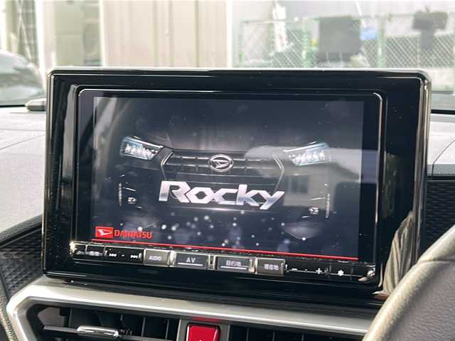 ダイハツ ロッキー プレミアム G 福島県 2022(令4)年 2.4万km グレーマイカM ロッキー専用アルパインナビ　フルセグ　Ｂカメラ　純正ＡＷ　両側シートヒーター　純正ドラレコ　クルコン　電動パーキング　フォグランプ　ＴＶキャンセラー　ＥＴＣ　スペアキー×１　純正フロアマット　４ＷＤ