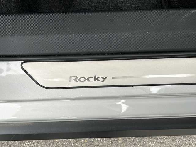 ダイハツ ロッキー プレミアム G 福島県 2022(令4)年 2.4万km グレーマイカM ロッキー専用アルパインナビ　フルセグ　Ｂカメラ　純正ＡＷ　両側シートヒーター　純正ドラレコ　クルコン　電動パーキング　フォグランプ　ＴＶキャンセラー　ＥＴＣ　スペアキー×１　純正フロアマット　４ＷＤ