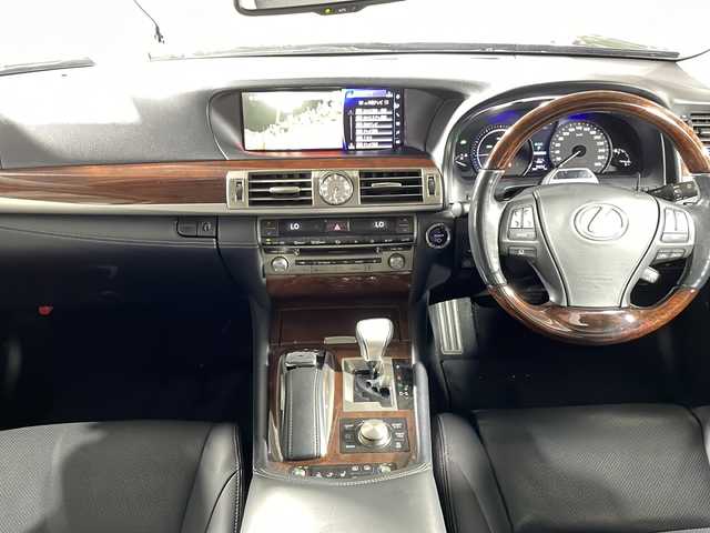 レクサス ＬＳ 600hL エグゼクティブP 沖縄県 2016(平28)年 10万km スターライトブラックガラスフレーク 禁煙車　/リアシートエンターテインメントシステム　/１００Ｖ電源/Mark Levinson/純正メーカーナビ　/（フルセグＴＶ　ＣＤ　ＤＶＤ　Ｂｌｕｅｔｏｏｔｈ　AUX USB）　/全席温冷シート　/ＥＴＣ２．０　/前方ドライブレコーダー/ウッドステアリング/ステアリングヒーター/オートマチックハイビーム/レーダークルーズコントロール/電子パーキング/パワーシート