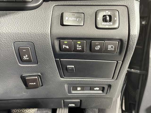 レクサス ＬＳ 600hL エグゼクティブP 沖縄県 2016(平28)年 10万km スターライトブラックガラスフレーク 禁煙車　/リアシートエンターテインメントシステム　/１００Ｖ電源/Mark Levinson/純正メーカーナビ　/（フルセグＴＶ　ＣＤ　ＤＶＤ　Ｂｌｕｅｔｏｏｔｈ　AUX USB）　/全席温冷シート　/ＥＴＣ２．０　/前方ドライブレコーダー/ウッドステアリング/ステアリングヒーター/オートマチックハイビーム/レーダークルーズコントロール/電子パーキング/パワーシート