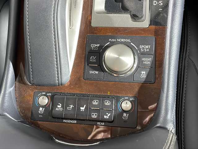 レクサス ＬＳ 600hL エグゼクティブP 沖縄県 2016(平28)年 10万km スターライトブラックガラスフレーク 禁煙車　/リアシートエンターテインメントシステム　/１００Ｖ電源/Mark Levinson/純正メーカーナビ　/（フルセグＴＶ　ＣＤ　ＤＶＤ　Ｂｌｕｅｔｏｏｔｈ　AUX USB）　/全席温冷シート　/ＥＴＣ２．０　/前方ドライブレコーダー/ウッドステアリング/ステアリングヒーター/オートマチックハイビーム/レーダークルーズコントロール/電子パーキング/パワーシート