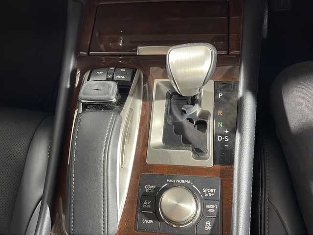 レクサス ＬＳ 600hL エグゼクティブP 沖縄県 2016(平28)年 10万km スターライトブラックガラスフレーク 禁煙車　/リアシートエンターテインメントシステム　/１００Ｖ電源/Mark Levinson/純正メーカーナビ　/（フルセグＴＶ　ＣＤ　ＤＶＤ　Ｂｌｕｅｔｏｏｔｈ　AUX USB）　/全席温冷シート　/ＥＴＣ２．０　/前方ドライブレコーダー/ウッドステアリング/ステアリングヒーター/オートマチックハイビーム/レーダークルーズコントロール/電子パーキング/パワーシート