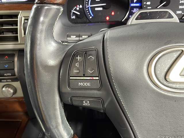 レクサス ＬＳ 600hL エグゼクティブP 沖縄県 2016(平28)年 10万km スターライトブラックガラスフレーク 禁煙車　/リアシートエンターテインメントシステム　/１００Ｖ電源/Mark Levinson/純正メーカーナビ　/（フルセグＴＶ　ＣＤ　ＤＶＤ　Ｂｌｕｅｔｏｏｔｈ　AUX USB）　/全席温冷シート　/ＥＴＣ２．０　/前方ドライブレコーダー/ウッドステアリング/ステアリングヒーター/オートマチックハイビーム/レーダークルーズコントロール/電子パーキング/パワーシート