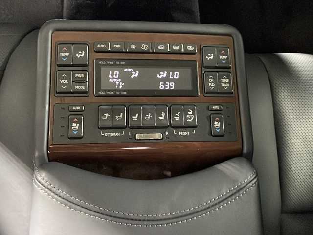 レクサス ＬＳ 600hL エグゼクティブP 沖縄県 2016(平28)年 10万km スターライトブラックガラスフレーク 禁煙車　/リアシートエンターテインメントシステム　/１００Ｖ電源/Mark Levinson/純正メーカーナビ　/（フルセグＴＶ　ＣＤ　ＤＶＤ　Ｂｌｕｅｔｏｏｔｈ　AUX USB）　/全席温冷シート　/ＥＴＣ２．０　/前方ドライブレコーダー/ウッドステアリング/ステアリングヒーター/オートマチックハイビーム/レーダークルーズコントロール/電子パーキング/パワーシート