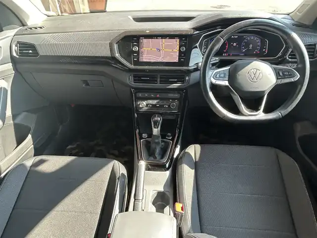 フォルクスワーゲン Ｔ－クロス TSI 1stプラス 高知県 2020(令2)年 6.2万km ピュアホワイト 純正ナビ/【BT/AppleCarplay】/バックカメラ/クルーズコントロール(追従走行有り)/Front　Assist/・衝突被害軽減ブレーキ/・車間警告/レーンキープアシストシステム/・車線逸脱警報/・ステアリングホイールの振動/ブラインドスポットディテクション/パーキングアシスト/横滑り防止/ルーフレール/ハーフレザーシート/コーナー、バックセンサー/ETC2.0/ドライブレコーダー/パドルシフト/オートライト/純正LEDライト/スマートキー/プッシュスタート/MTモード付きAT/アイドリングストップ/純正アルミホイール 18インチ/ウインカーミラー/純正フロアマット