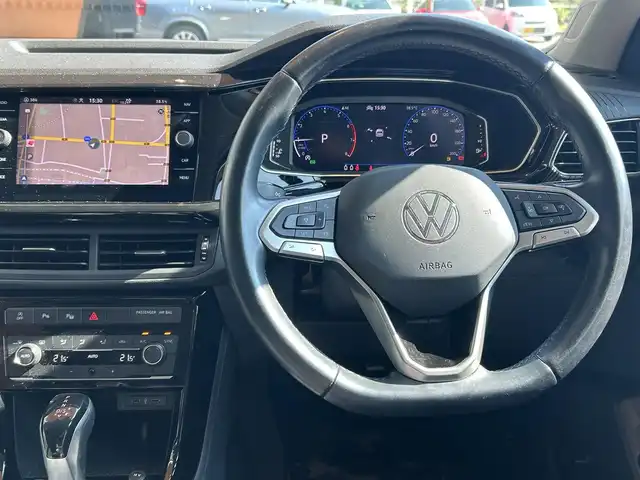 フォルクスワーゲン Ｔ－クロス TSI 1stプラス 高知県 2020(令2)年 6.2万km ピュアホワイト 純正ナビ/【BT/AppleCarplay】/バックカメラ/クルーズコントロール(追従走行有り)/Front　Assist/・衝突被害軽減ブレーキ/・車間警告/レーンキープアシストシステム/・車線逸脱警報/・ステアリングホイールの振動/ブラインドスポットディテクション/パーキングアシスト/横滑り防止/ルーフレール/ハーフレザーシート/コーナー、バックセンサー/ETC2.0/ドライブレコーダー/パドルシフト/オートライト/純正LEDライト/スマートキー/プッシュスタート/MTモード付きAT/アイドリングストップ/純正アルミホイール 18インチ/ウインカーミラー/純正フロアマット