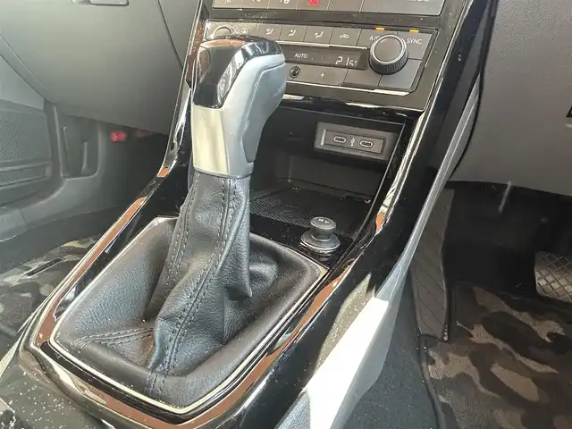 フォルクスワーゲン Ｔ－クロス TSI 1stプラス 高知県 2020(令2)年 6.2万km ピュアホワイト 純正ナビ/【BT/AppleCarplay】/バックカメラ/クルーズコントロール(追従走行有り)/Front　Assist/・衝突被害軽減ブレーキ/・車間警告/レーンキープアシストシステム/・車線逸脱警報/・ステアリングホイールの振動/ブラインドスポットディテクション/パーキングアシスト/横滑り防止/ルーフレール/ハーフレザーシート/コーナー、バックセンサー/ETC2.0/ドライブレコーダー/パドルシフト/オートライト/純正LEDライト/スマートキー/プッシュスタート/MTモード付きAT/アイドリングストップ/純正アルミホイール 18インチ/ウインカーミラー/純正フロアマット