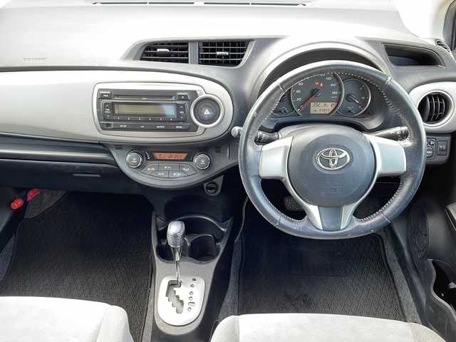 トヨタ ヴィッツ U 長野県 2013(平25)年 5.5万km シルバーM 禁煙車/純正オーディオ（CD/FM/AM/AUX）/ETC/運転席シートヒーター/革巻きステアリング/オートライト/スマートキー/Pスタート/電動格納ミラー/純正フロアマット