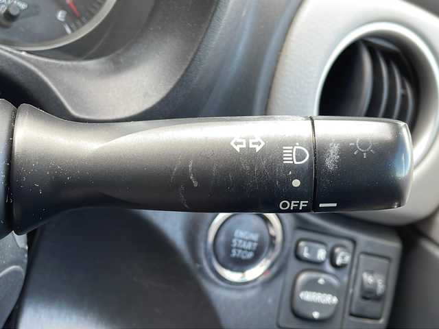 トヨタ ヴィッツ U 長野県 2013(平25)年 5.5万km シルバーM 禁煙車/純正オーディオ（CD/FM/AM/AUX）/ETC/運転席シートヒーター/革巻きステアリング/オートライト/スマートキー/Pスタート/電動格納ミラー/純正フロアマット