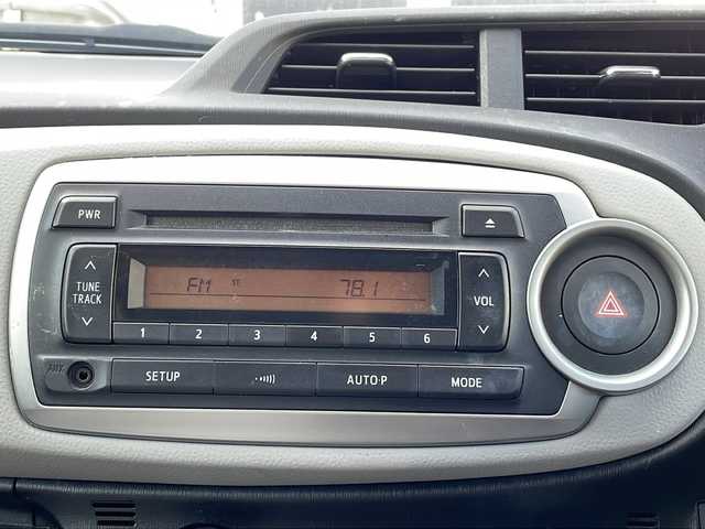 トヨタ ヴィッツ U 長野県 2013(平25)年 5.5万km シルバーM 禁煙車/純正オーディオ（CD/FM/AM/AUX）/ETC/運転席シートヒーター/革巻きステアリング/オートライト/スマートキー/Pスタート/電動格納ミラー/純正フロアマット