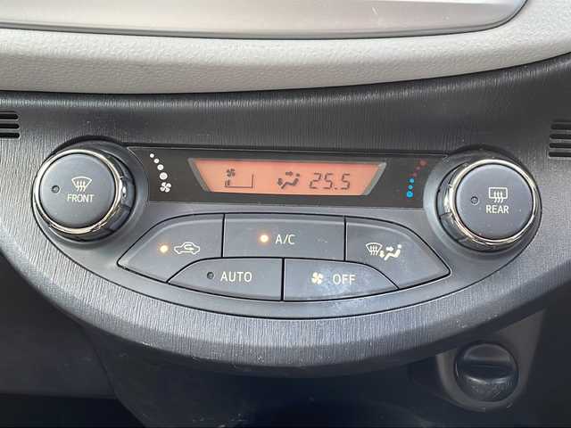 トヨタ ヴィッツ U 長野県 2013(平25)年 5.5万km シルバーM 禁煙車/純正オーディオ（CD/FM/AM/AUX）/ETC/運転席シートヒーター/革巻きステアリング/オートライト/スマートキー/Pスタート/電動格納ミラー/純正フロアマット