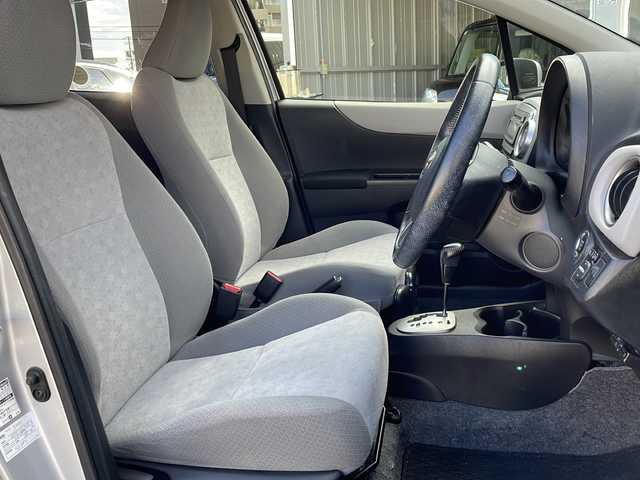 トヨタ ヴィッツ U 長野県 2013(平25)年 5.5万km シルバーM 禁煙車/純正オーディオ（CD/FM/AM/AUX）/ETC/運転席シートヒーター/革巻きステアリング/オートライト/スマートキー/Pスタート/電動格納ミラー/純正フロアマット