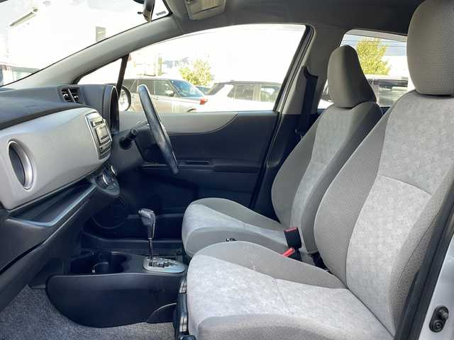 トヨタ ヴィッツ U 長野県 2013(平25)年 5.5万km シルバーM 禁煙車/純正オーディオ（CD/FM/AM/AUX）/ETC/運転席シートヒーター/革巻きステアリング/オートライト/スマートキー/Pスタート/電動格納ミラー/純正フロアマット