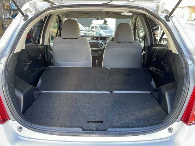 トヨタ ヴィッツ U 長野県 2013(平25)年 5.5万km シルバーM 禁煙車/純正オーディオ（CD/FM/AM/AUX）/ETC/運転席シートヒーター/革巻きステアリング/オートライト/スマートキー/Pスタート/電動格納ミラー/純正フロアマット