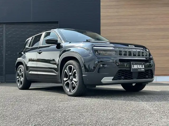 クライスラー・ジープ ジープ アベンジャー アルティテュード 宮崎県 2024(令6)年 0.4万km 黒 ワンオーナー/サンルーフ/ワイヤレス充電/充電ケーブル有/バック・サイドカメラ/純正ナビ/・Bluetooth/・AM/FM/・AppleCarPlay/・AndroidAuto/ETC/前後ドライブレコーダー/ステアリングリモコン/アダプティブクルーズコントロール/レーンキープアシスト/ブラインドスポットモニター/デジタルインナーミラー/レザーシート/前席シートヒーター/運転席パワーシート/純正LEDヘッドライト/オートライト/インテリジェントハイビームシステム/純正18インチアルミ