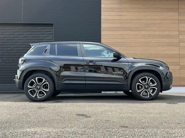 クライスラー・ジープ ジープ アベンジャー アルティテュード 宮崎県 2024(令6)年 0.4万km 黒 ワンオーナー/サンルーフ/ワイヤレス充電/充電ケーブル有/バック・サイドカメラ/純正ナビ/・Bluetooth/・AM/FM/・AppleCarPlay/・AndroidAuto/ETC/前後ドライブレコーダー/ステアリングリモコン/アダプティブクルーズコントロール/レーンキープアシスト/ブラインドスポットモニター/デジタルインナーミラー/レザーシート/前席シートヒーター/運転席パワーシート/純正LEDヘッドライト/オートライト/インテリジェントハイビームシステム/純正18インチアルミ
