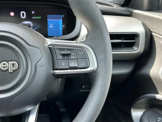クライスラー・ジープ ジープ アベンジャー アルティテュード 宮崎県 2024(令6)年 0.4万km 黒 ワンオーナー/サンルーフ/ワイヤレス充電/充電ケーブル有/バック・サイドカメラ/純正ナビ/・Bluetooth/・AM/FM/・AppleCarPlay/・AndroidAuto/ETC/前後ドライブレコーダー/ステアリングリモコン/アダプティブクルーズコントロール/レーンキープアシスト/ブラインドスポットモニター/デジタルインナーミラー/レザーシート/前席シートヒーター/運転席パワーシート/純正LEDヘッドライト/オートライト/インテリジェントハイビームシステム/純正18インチアルミ
