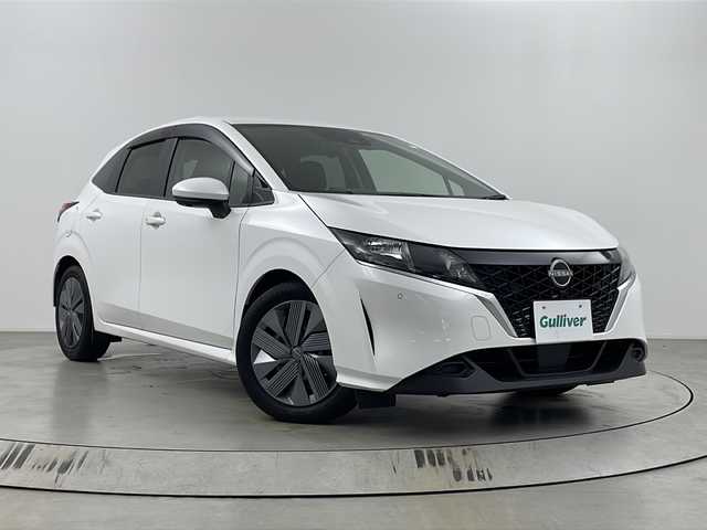 日産 ノート X 埼玉県 2022(令4)年 4.4万km ピュアホワイトパール 純正ナビ/前方ドライブレコーダー/デジタルインナーミラー/全方位カメラ/ビルトインETC/横滑り防止装置/盗難防止装置/衝突軽減ブレーキ/電動パーキング/コーナーセンサー/オートブレーキホールド/LEDヘッドライト/純正フロアマット