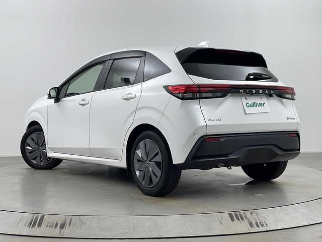日産 ノート X 埼玉県 2022(令4)年 4.4万km ピュアホワイトパール 純正ナビ/前方ドライブレコーダー/デジタルインナーミラー/全方位カメラ/ビルトインETC/横滑り防止装置/盗難防止装置/衝突軽減ブレーキ/電動パーキング/コーナーセンサー/オートブレーキホールド/LEDヘッドライト/純正フロアマット