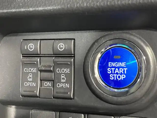 ダイハツ トール カスタムG 沖縄県 2021(令3)年 4.7万km パールホワイトⅢ 県外仕入れ/禁煙車/両側パワースライドドア/ウェルカムオープン/スマートアシスト/社外9インチナビ/（フルセグTV/CD/DVD/FM/BT）/バックカメラ/10.1インチフリップダウンモニター/ETC/ハーフレザーシート/クルーズコントロール/コーナーセンサー/ドライブレコーダー/オートブレーキホールド/取扱説明書/スペアキー/純正アルミホイール/純正フロアマット/純正ドアバイザー