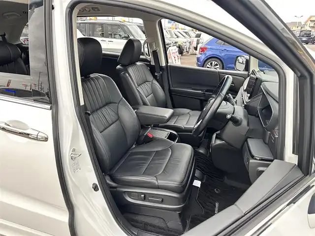 ホンダ オデッセイ ハイブリッド e:HEVアブソルート EX 宮城県 2021(令3)年 4.7万km プラチナホワイトパール 本革シート/＝＝＝/ホンダセンシング/・衝突軽減ブレーキ/・歩行者事故低減ステアリング/・アダプティブクルーズコントロール/・車線維持支援システム/・路外逸脱抑制機能/・誤発進抑制機能/・先行車発進お知らせ機能/・標識認識機能/・後方誤発進抑制機能/マルチビューカメラシステム/スマートパーキングアシストシステム/パーキングセンサーシステム/ブラインドスポットインフォメーション/純正10インチナビ（VXU-217DYi）/・CD/DVD/・Bluetooth/・フルセグTV/ビルトインETC2.0/センターコンソールボックス＋AC電源1500W/ハンズフリーアクセスパワーバックドア/ジェスチャーコントロールパワースライドドア（両側）/パワーシート/シートヒーター/革巻きステアリング/ステアリングスイッチ/電動パーキングブレーキ/ブレーキホールド/LEDヘッドランプ/フォグランプ/オートライト/スマートキー＆プッシュスタート/電動格納ミラー/純正18インチAW/純正フロアマット/W/サイド/カーテンエアバッグ