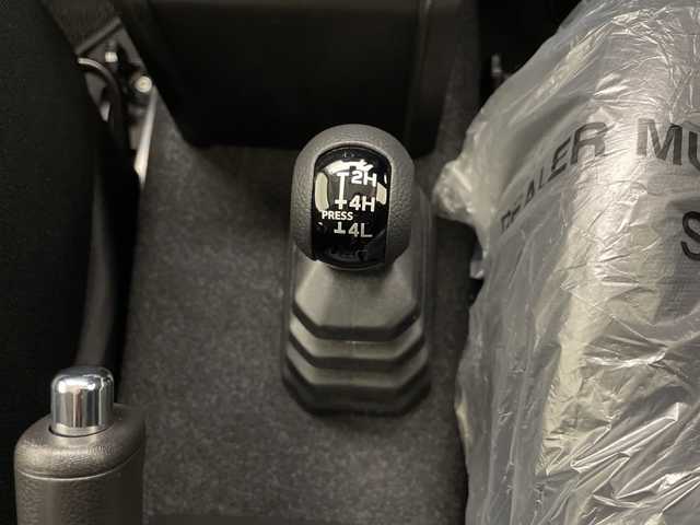 スズキ ジムニー XC 宮崎県 2025(令7)年 0.1千km シフォンアイボリーM 純正フロアマット/シートヒーター/デュアルセンサーブレーキサポート/車線逸脱警報/ハイビームアシスト/パーキングソナー/誤発進抑制機能/クルーズコントロール/ダウンヒルアシストコントロール/トランスファーレバー/LEDヘッドランプ/純正15インチAW