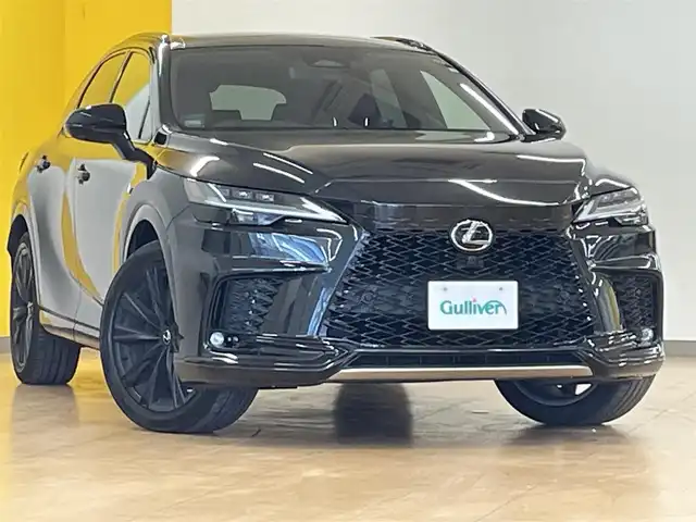 レクサス ＲＸ 500h Fスポーツパフォーマンス 群馬県 2023(令5)年 4.6万km グラファイトブラックガラスフレーク Lexus Safety System +/・プリクラッシュセーフティ/・AdvancedDrive/・ロードサインアシスト/・フロントクロストラフィックアラート/・レーンディパーチャーアラート/・レーンチェンジアシスト/・プロアクティブドライビングアシスト/・リヤクロストラフィックアラート/・ブラインドスポットモニター/・後方車両接近告知/・パーキングサポートブレーキ/・リヤカメラディテクション/・安心降車アシスト/・周辺車両接近時サポート/・クリアランスソナー/純正14インチタッチディスプレイオーディオ/    TV/FM/AM/USB/BT/    AppleCarPlay/AndroidAuto/ドライブレコーダー前後/ビルドインETC2.0/パノラマルーフ/ブラックルーフレール/オレンジキャリパー/プレミアムサウンドシステム/レクサスチームメイト/デジタルインナーミラー/おくだけ充電/ヘッドアップディスプレイ/全席パワーシート/全席シートヒーター/全席エアーシート/3眼LEDヘッドライト/フォグランプ/ハーフレザーシート/純正21インチAW/純正フロアマット