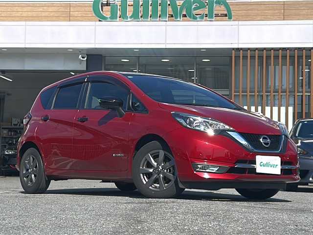 日産 ノート e－パワー メダリスト Bアロー 沖縄県 2019(令1)年 5.1万km 赤／グレー 純正ナビ・TV・Bluetooth・CD・DVD/全方位カメラ/ドライブレコーダー/ETC/デジタルインナーミラー/コーナーセンサー/衝突軽減システム/オートライト/LEDヘッドライト/純正アルミ