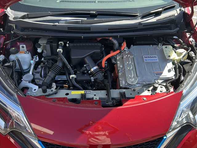 日産 ノート e－パワー メダリスト Bアロー 沖縄県 2019(令1)年 5.1万km 赤／グレー 純正ナビ・TV・Bluetooth・CD・DVD/全方位カメラ/ドライブレコーダー/ETC/デジタルインナーミラー/コーナーセンサー/衝突軽減システム/オートライト/LEDヘッドライト/純正アルミ