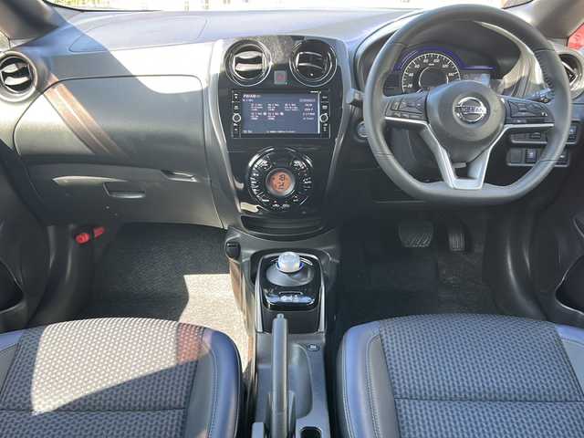日産 ノート e－パワー メダリスト Bアロー 沖縄県 2019(令1)年 5.1万km 赤／グレー 純正ナビ・TV・Bluetooth・CD・DVD/全方位カメラ/ドライブレコーダー/ETC/デジタルインナーミラー/コーナーセンサー/衝突軽減システム/オートライト/LEDヘッドライト/純正アルミ