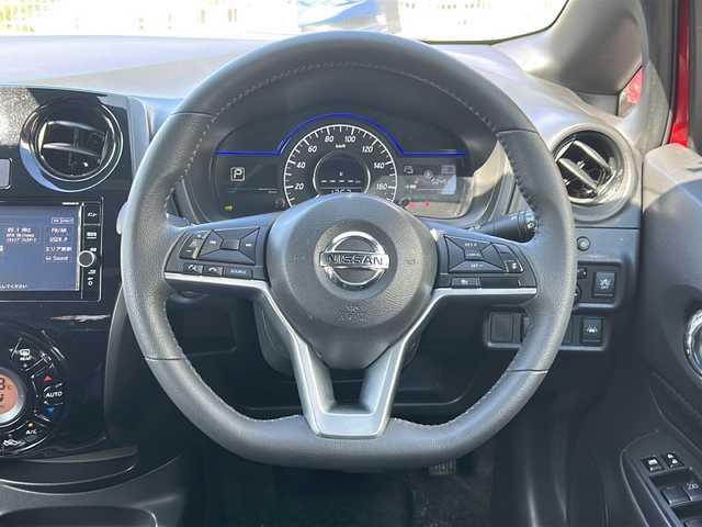 日産 ノート e－パワー メダリスト Bアロー 沖縄県 2019(令1)年 5.1万km 赤／グレー 純正ナビ・TV・Bluetooth・CD・DVD/全方位カメラ/ドライブレコーダー/ETC/デジタルインナーミラー/コーナーセンサー/衝突軽減システム/オートライト/LEDヘッドライト/純正アルミ