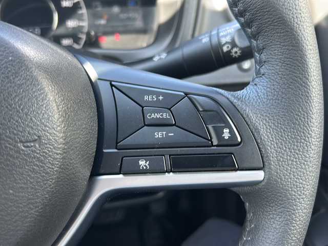 日産 ノート e－パワー メダリスト Bアロー 沖縄県 2019(令1)年 5.1万km 赤／グレー 純正ナビ・TV・Bluetooth・CD・DVD/全方位カメラ/ドライブレコーダー/ETC/デジタルインナーミラー/コーナーセンサー/衝突軽減システム/オートライト/LEDヘッドライト/純正アルミ