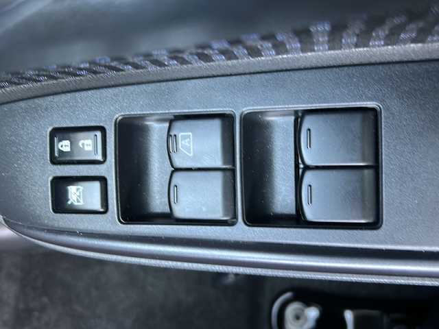 日産 ノート e－パワー メダリスト Bアロー 沖縄県 2019(令1)年 5.1万km 赤／グレー 純正ナビ・TV・Bluetooth・CD・DVD/全方位カメラ/ドライブレコーダー/ETC/デジタルインナーミラー/コーナーセンサー/衝突軽減システム/オートライト/LEDヘッドライト/純正アルミ