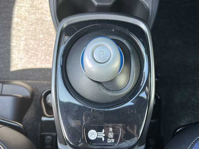 日産 ノート e－パワー メダリスト Bアロー 沖縄県 2019(令1)年 5.1万km 赤／グレー 純正ナビ・TV・Bluetooth・CD・DVD/全方位カメラ/ドライブレコーダー/ETC/デジタルインナーミラー/コーナーセンサー/衝突軽減システム/オートライト/LEDヘッドライト/純正アルミ
