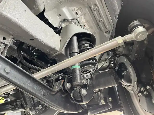 スズキ ジムニー シエラ JC 滋賀県 2023(令5)年 1.2万km ミディアムグレー ５MT/社外ルーフラック/社外ハイマウントストップランプ/社外ボンネットガード/社外リアラダー/積込夏タイヤ/６．８インチディスプレイオーディオ/（FM/AM/CD/iPod）/バックカメラ/前後ドライブレコーダー/ETC/衝突軽減ブレーキ/横滑り防止装置/レーンキープアシスト/ダウンヒルコントロール/運転席・助手席シートヒーター/運転席・助手席ドリンクホルダー/電動格納ミラー/アイドリングストップ/ステアリングスイッチ/オートライト/LEDヘッドライト/フロントフォグ/ヘッドライトウォッシャー/フルオートエアコン/ミラーヒーター/拡張シガーソケット/プッシュスタート/スマートキー/スペアキー/純正ドアバイザー