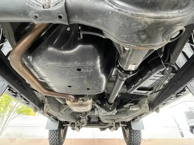 スズキ ジムニー シエラ JC 滋賀県 2023(令5)年 1.2万km ミディアムグレー ５MT/社外ルーフラック/社外ハイマウントストップランプ/社外ボンネットガード/社外リアラダー/積込夏タイヤ/６．８インチディスプレイオーディオ/（FM/AM/CD/iPod）/バックカメラ/前後ドライブレコーダー/ETC/衝突軽減ブレーキ/横滑り防止装置/レーンキープアシスト/ダウンヒルコントロール/運転席・助手席シートヒーター/運転席・助手席ドリンクホルダー/電動格納ミラー/アイドリングストップ/ステアリングスイッチ/オートライト/LEDヘッドライト/フロントフォグ/ヘッドライトウォッシャー/フルオートエアコン/ミラーヒーター/拡張シガーソケット/プッシュスタート/スマートキー/スペアキー/純正ドアバイザー