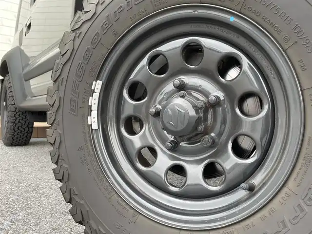 スズキ ジムニー シエラ JC 滋賀県 2023(令5)年 1.2万km ミディアムグレー ５MT/社外ルーフラック/社外ハイマウントストップランプ/社外ボンネットガード/社外リアラダー/積込夏タイヤ/６．８インチディスプレイオーディオ/（FM/AM/CD/iPod）/バックカメラ/前後ドライブレコーダー/ETC/衝突軽減ブレーキ/横滑り防止装置/レーンキープアシスト/ダウンヒルコントロール/運転席・助手席シートヒーター/運転席・助手席ドリンクホルダー/電動格納ミラー/アイドリングストップ/ステアリングスイッチ/オートライト/LEDヘッドライト/フロントフォグ/ヘッドライトウォッシャー/フルオートエアコン/ミラーヒーター/拡張シガーソケット/プッシュスタート/スマートキー/スペアキー/純正ドアバイザー