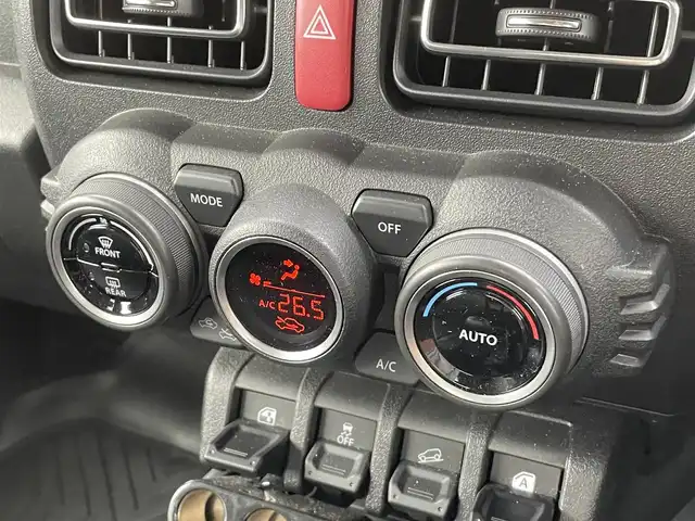 スズキ ジムニー シエラ JC 滋賀県 2023(令5)年 1.2万km ミディアムグレー ５MT/社外ルーフラック/社外ハイマウントストップランプ/社外ボンネットガード/社外リアラダー/積込夏タイヤ/６．８インチディスプレイオーディオ/（FM/AM/CD/iPod）/バックカメラ/前後ドライブレコーダー/ETC/衝突軽減ブレーキ/横滑り防止装置/レーンキープアシスト/ダウンヒルコントロール/運転席・助手席シートヒーター/運転席・助手席ドリンクホルダー/電動格納ミラー/アイドリングストップ/ステアリングスイッチ/オートライト/LEDヘッドライト/フロントフォグ/ヘッドライトウォッシャー/フルオートエアコン/ミラーヒーター/拡張シガーソケット/プッシュスタート/スマートキー/スペアキー/純正ドアバイザー