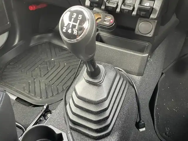 スズキ ジムニー シエラ JC 滋賀県 2023(令5)年 1.2万km ミディアムグレー ５MT/社外ルーフラック/社外ハイマウントストップランプ/社外ボンネットガード/社外リアラダー/積込夏タイヤ/６．８インチディスプレイオーディオ/（FM/AM/CD/iPod）/バックカメラ/前後ドライブレコーダー/ETC/衝突軽減ブレーキ/横滑り防止装置/レーンキープアシスト/ダウンヒルコントロール/運転席・助手席シートヒーター/運転席・助手席ドリンクホルダー/電動格納ミラー/アイドリングストップ/ステアリングスイッチ/オートライト/LEDヘッドライト/フロントフォグ/ヘッドライトウォッシャー/フルオートエアコン/ミラーヒーター/拡張シガーソケット/プッシュスタート/スマートキー/スペアキー/純正ドアバイザー