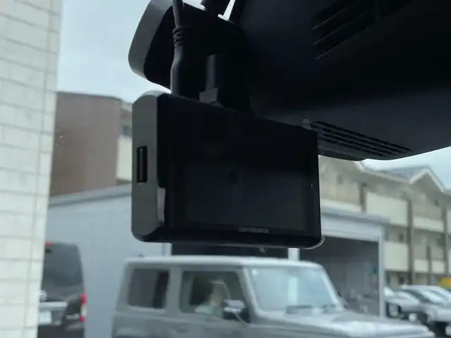 スズキ ジムニー シエラ JC 滋賀県 2023(令5)年 1.2万km ミディアムグレー ５MT/社外ルーフラック/社外ハイマウントストップランプ/社外ボンネットガード/社外リアラダー/積込夏タイヤ/６．８インチディスプレイオーディオ/（FM/AM/CD/iPod）/バックカメラ/前後ドライブレコーダー/ETC/衝突軽減ブレーキ/横滑り防止装置/レーンキープアシスト/ダウンヒルコントロール/運転席・助手席シートヒーター/運転席・助手席ドリンクホルダー/電動格納ミラー/アイドリングストップ/ステアリングスイッチ/オートライト/LEDヘッドライト/フロントフォグ/ヘッドライトウォッシャー/フルオートエアコン/ミラーヒーター/拡張シガーソケット/プッシュスタート/スマートキー/スペアキー/純正ドアバイザー