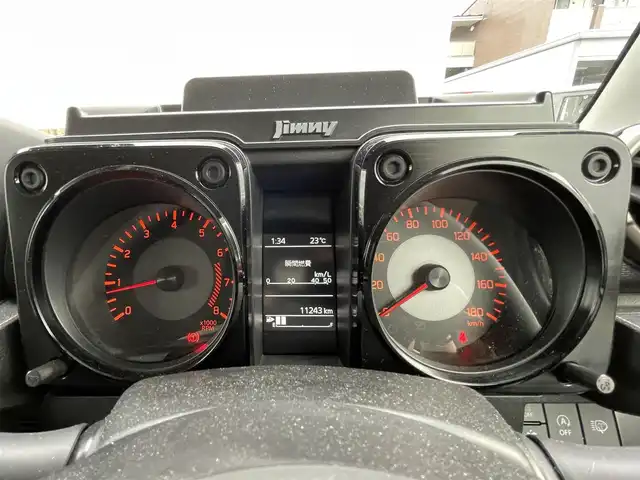 スズキ ジムニー シエラ JC 滋賀県 2023(令5)年 1.2万km ミディアムグレー ５MT/社外ルーフラック/社外ハイマウントストップランプ/社外ボンネットガード/社外リアラダー/積込夏タイヤ/６．８インチディスプレイオーディオ/（FM/AM/CD/iPod）/バックカメラ/前後ドライブレコーダー/ETC/衝突軽減ブレーキ/横滑り防止装置/レーンキープアシスト/ダウンヒルコントロール/運転席・助手席シートヒーター/運転席・助手席ドリンクホルダー/電動格納ミラー/アイドリングストップ/ステアリングスイッチ/オートライト/LEDヘッドライト/フロントフォグ/ヘッドライトウォッシャー/フルオートエアコン/ミラーヒーター/拡張シガーソケット/プッシュスタート/スマートキー/スペアキー/純正ドアバイザー
