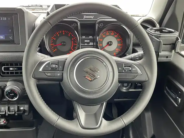 スズキ ジムニー シエラ JC 滋賀県 2023(令5)年 1.2万km ミディアムグレー ５MT/社外ルーフラック/社外ハイマウントストップランプ/社外ボンネットガード/社外リアラダー/積込夏タイヤ/６．８インチディスプレイオーディオ/（FM/AM/CD/iPod）/バックカメラ/前後ドライブレコーダー/ETC/衝突軽減ブレーキ/横滑り防止装置/レーンキープアシスト/ダウンヒルコントロール/運転席・助手席シートヒーター/運転席・助手席ドリンクホルダー/電動格納ミラー/アイドリングストップ/ステアリングスイッチ/オートライト/LEDヘッドライト/フロントフォグ/ヘッドライトウォッシャー/フルオートエアコン/ミラーヒーター/拡張シガーソケット/プッシュスタート/スマートキー/スペアキー/純正ドアバイザー